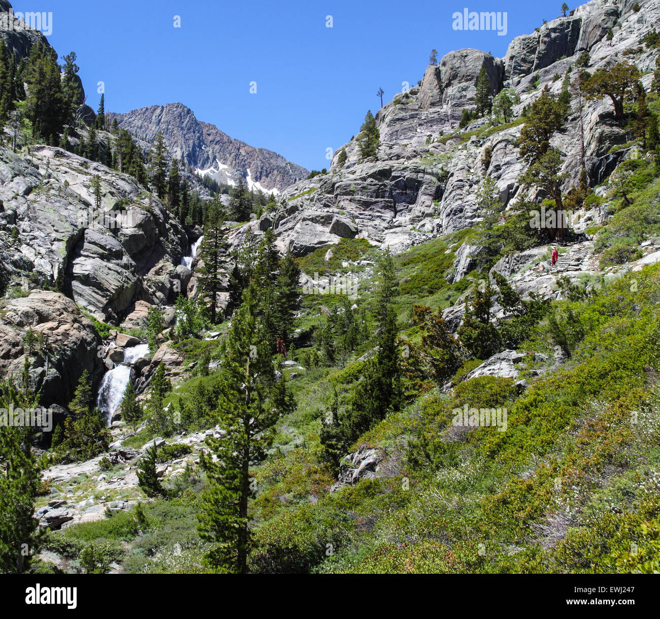 Randonneur sur piste vers le lac de l'ombre de vue admire cascade Banque D'Images