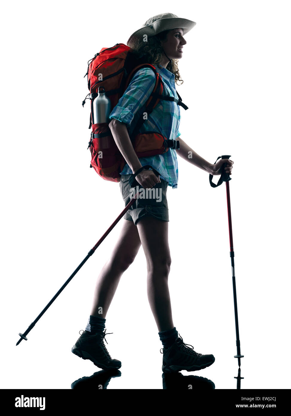 Un caucasian woman walking trekking trekker nature en silhouette isolé sur fond blanc Banque D'Images