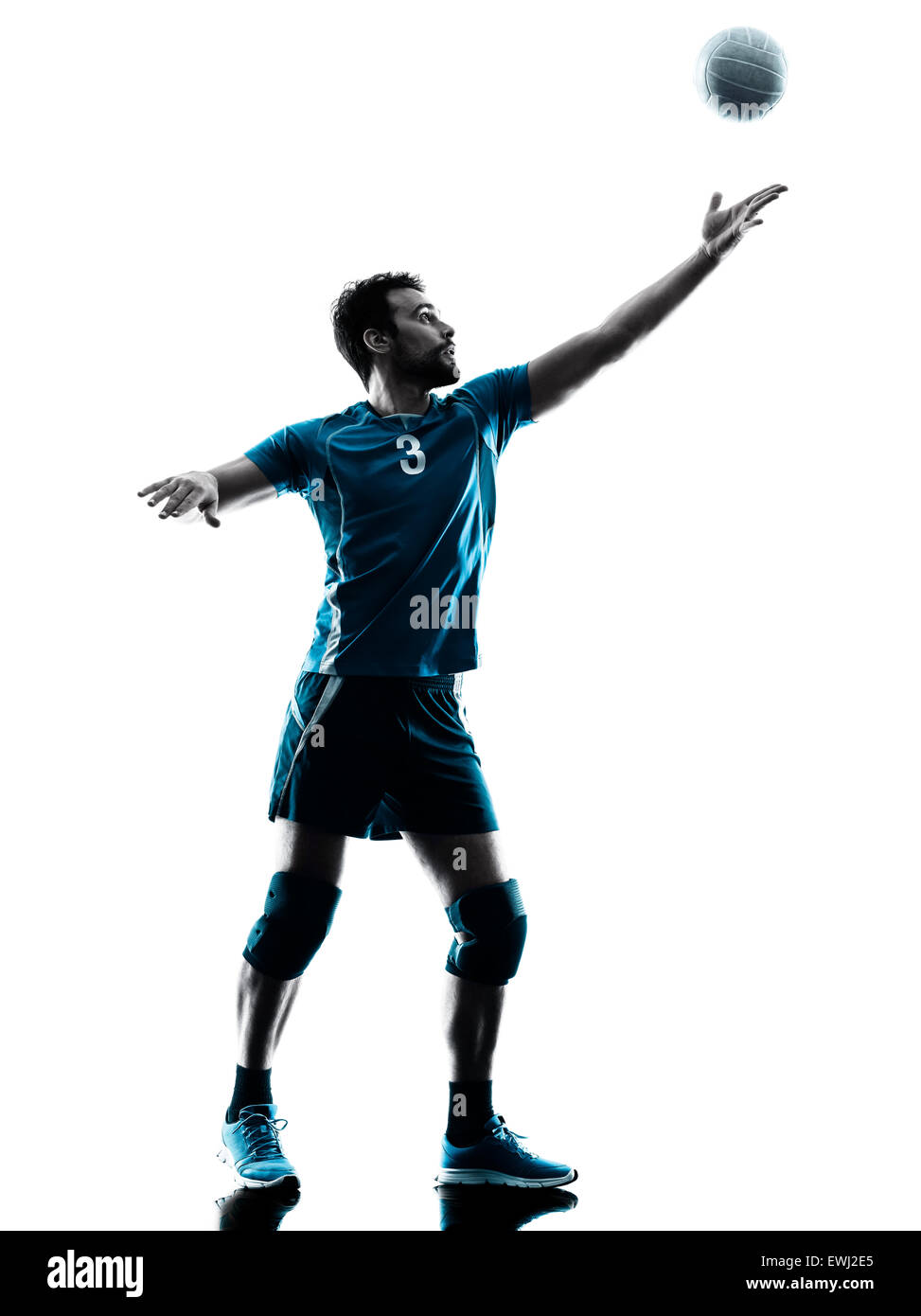 Un homme de race blanche silhouette studio en volleyball isolé sur fond blanc Banque D'Images