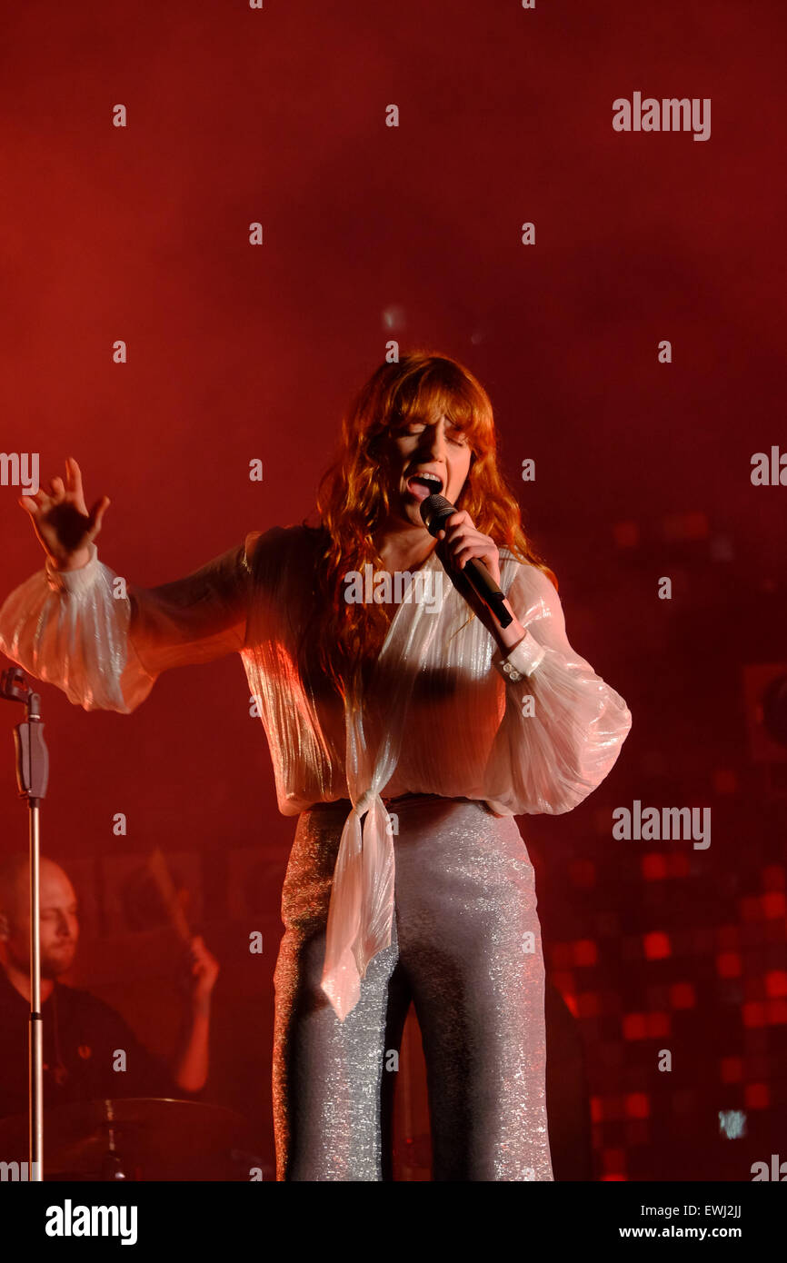 Festival de Glastonbury, Somerset, Royaume-Uni. 26 juin 2015. Florence Welch de Florence et la machine est un tonnerre de la foule de Glastonbury comme elle le vendredi soir le projet de loi sur la pyramide. Florence et la machine a remplacé la loi sur le titre original après les bandes de Foo Fighters, Dave Grohl, le leader du groupe s'est cassé une jambe lors d'un spectacle à Göteborg, Suède. Crédit : Tom Jura/Alamy Live News Banque D'Images