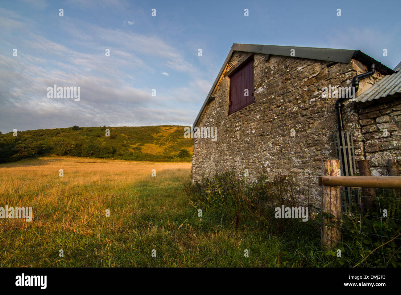 Grange en pierre avec loft ferme portes dans domaine Banque D'Images