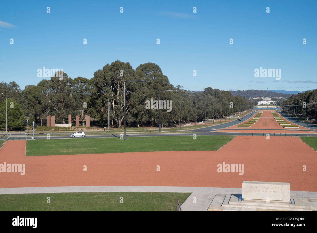 Vue de l'ANZAC parade et la Maison du parlement à Canberra du Mémorial Australien de la guerre. Canberra est la capitale de l'Australie. Banque D'Images