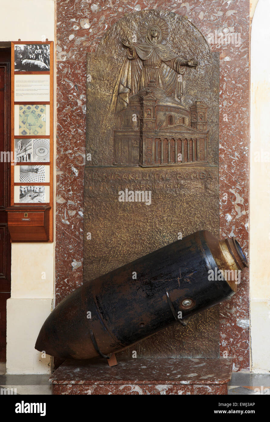 La SC500 kg Luftwaffe à usage général bombe qui perça le dôme de la Rotonde de Mosta le 9 avril 1942 à Mosta, Malte Banque D'Images