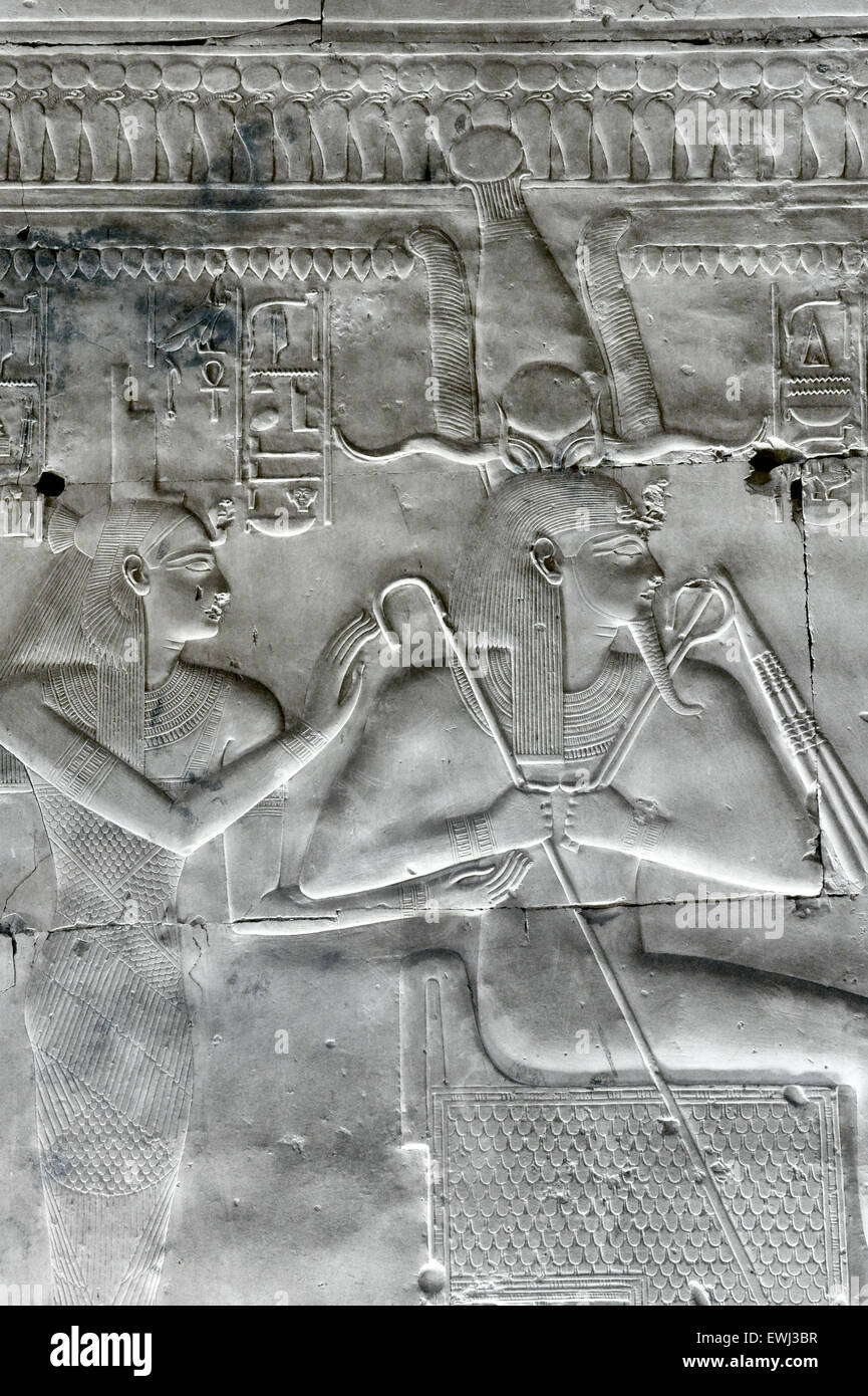 Abydos,l'Égypte, le temple funéraire du pharaon Seti I, Menmaatra, (XIX° dyn. 1321-1186 avant J.-C.) - La déesse Isis et le pharaon. Banque D'Images