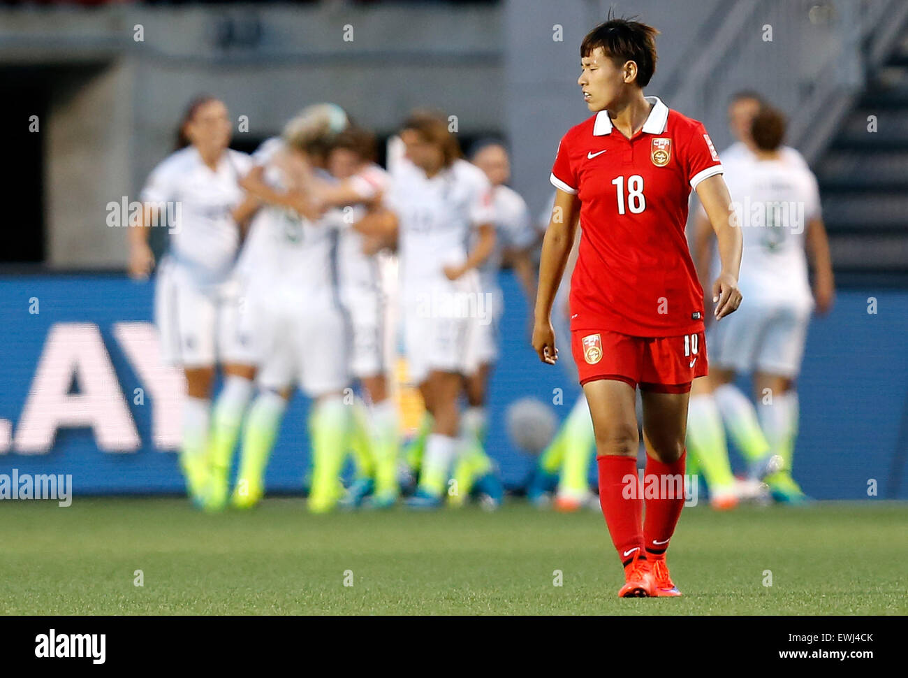 Ottawa, Canada. 26 Juin, 2015. Peng Han de Chine réagit pendant le quart de finale entre la Chine et les États-Unis au stade Lansdowne à Ottawa, Canada le 26 juin 2015. La Chine a perdu 0-1. (Xinhua/Wang Lili) Credit : Xinhua/Alamy Live News Banque D'Images Ottawa, Canada. 26 Juin, 2015. Peng Han de Chine réagit pendant le quart de finale entre la Chine et les États-Unis au stade Lansdowne à Ottawa, Canada le 26 juin 2015. La Chine a perdu 0-1. (Xinhua/Wang Lili) Credit : Xinhua/Alamy Live News Banque D'Images