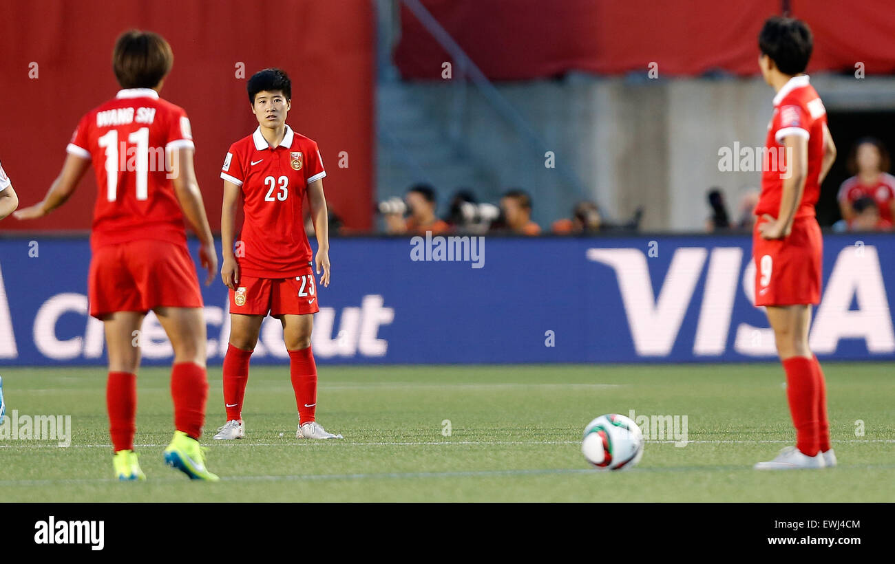 Ottawa, Canada. 26 Juin, 2015. S Guixin (C) de la Chine réagit pendant le quart de finale entre la Chine et les États-Unis au stade Lansdowne à Ottawa, Canada le 26 juin 2015. La Chine a perdu 0-1. (Xinhua/Wang Lili) Credit : Xinhua/Alamy Live News Banque D'Images Ottawa, Canada. 26 Juin, 2015. S Guixin (C) de la Chine réagit pendant le quart de finale entre la Chine et les États-Unis au stade Lansdowne à Ottawa, Canada le 26 juin 2015. La Chine a perdu 0-1. (Xinhua/Wang Lili) Credit : Xinhua/Alamy Live News Banque D'Images
