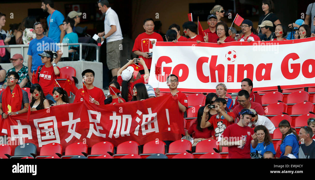 Ottawa, Canada. 26 Juin, 2015. Fans de Chine réagir avant le quart de finale entre la Chine et les États-Unis au stade Lansdowne à Ottawa, Canada le 26 juin 2015. La Chine a perdu 0-1. (Xinhua/Qin Lang) Credit : Xinhua/Alamy Live News Banque D'Images Ottawa, Canada. 26 Juin, 2015. Fans de Chine réagir avant le quart de finale entre la Chine et les États-Unis au stade Lansdowne à Ottawa, Canada le 26 juin 2015. La Chine a perdu 0-1. (Xinhua/Qin Lang) Credit : Xinhua/Alamy Live News Banque D'Images