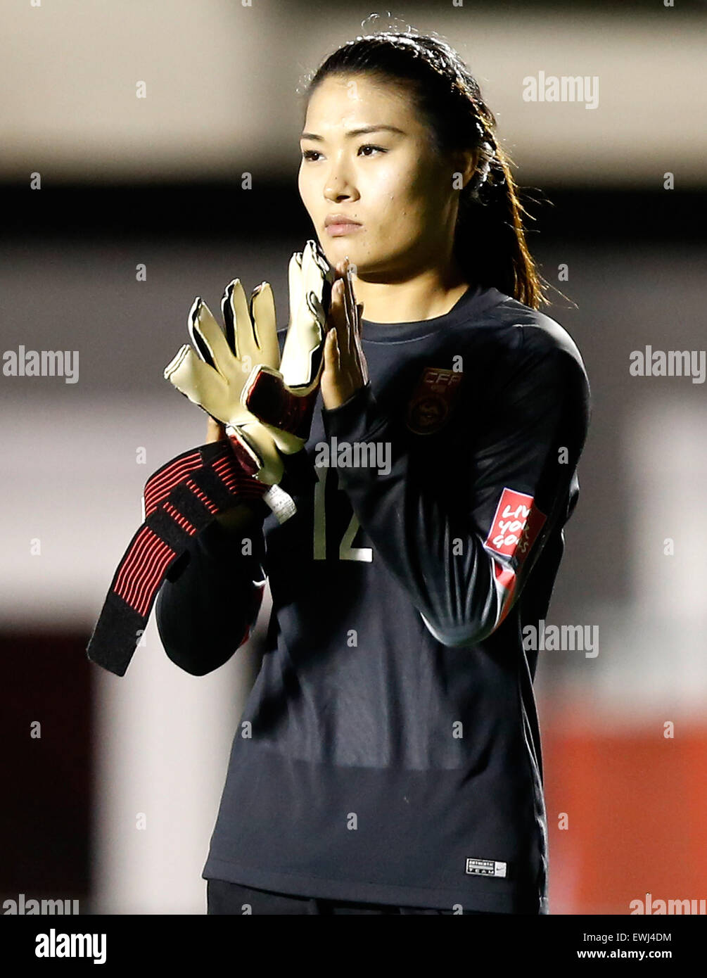 Ottawa, Canada. 26 Juin, 2015. Wang Fei, gardien de la Chine, réagit après le quart de finale entre la Chine et les États-Unis au stade Lansdowne à Ottawa, Canada le 26 juin 2015. La Chine a perdu 0-1. (Xinhua/Wang Lili) Credit : Xinhua/Alamy Live News Banque D'Images Ottawa, Canada. 26 Juin, 2015. Wang Fei, gardien de la Chine, réagit après le quart de finale entre la Chine et les États-Unis au stade Lansdowne à Ottawa, Canada le 26 juin 2015. La Chine a perdu 0-1. (Xinhua/Wang Lili) Credit : Xinhua/Alamy Live News Banque D'Images
