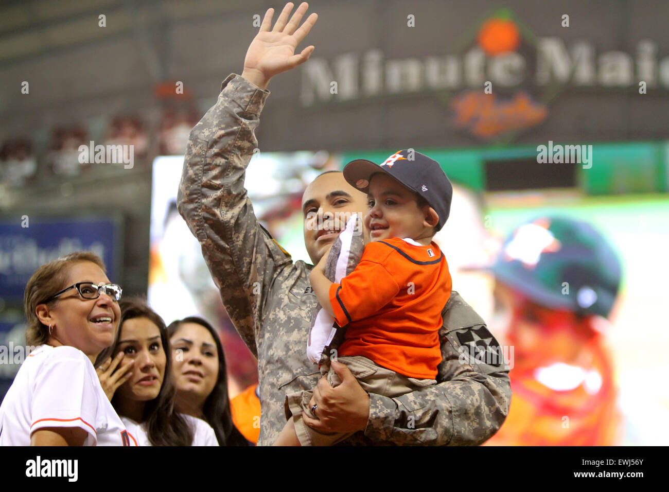 Houston, TX, USA. 26 Juin, 2015. Le sergent de l'armée américaine. Robert Reyna vagues pour les fans après avoir salué sa famille à son retour du service actif du Moyen-Orient au cours de la MLB baseball match entre les Astros de Houston et les Yankees de New York de Minute Maid Park de Houston, TX. (Obligatoire crédit : Erik Williams/CSM) Credit : csm/Alamy Live News Banque D'Images