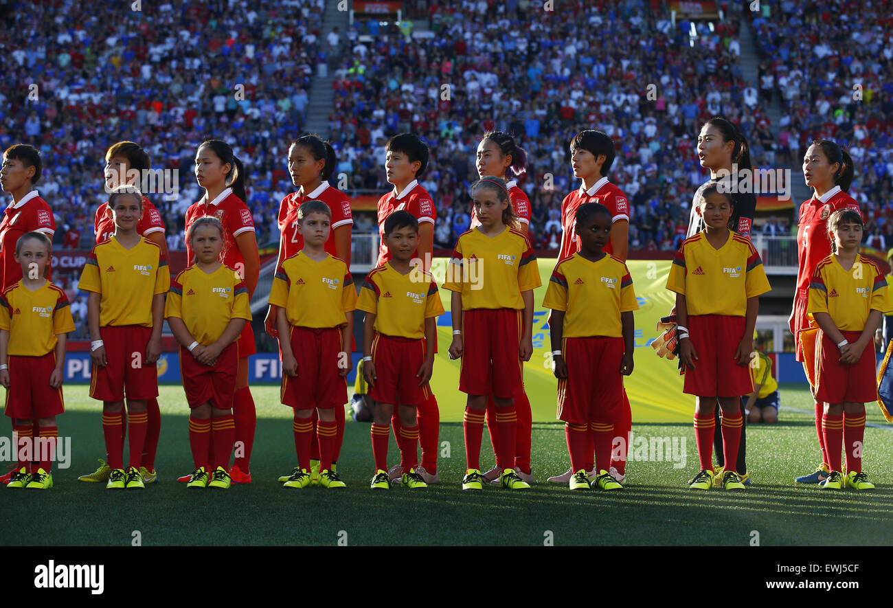 Ottawa, Canada. 26 Juin, 2015. Les joueurs de début de ligne de la Chine jusqu'à l'avance de la finale entre la Chine et les États-Unis au stade Lansdowne à Ottawa, Canada le 26 juin 2015. La Chine a perdu 0-1. (Xinhua/Ding Xu) Credit : Xinhua/Alamy Live News Banque D'Images Ottawa, Canada. 26 Juin, 2015. Les joueurs de début de ligne de la Chine jusqu'à l'avance de la finale entre la Chine et les États-Unis au stade Lansdowne à Ottawa, Canada le 26 juin 2015. La Chine a perdu 0-1. (Xinhua/Ding Xu) Credit : Xinhua/Alamy Live News Banque D'Images
