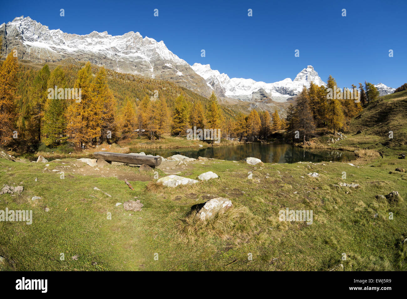 Matterhorn et le lac bleu en automne journée ensoleillée, de la vallée d'Aoste Banque D'Images