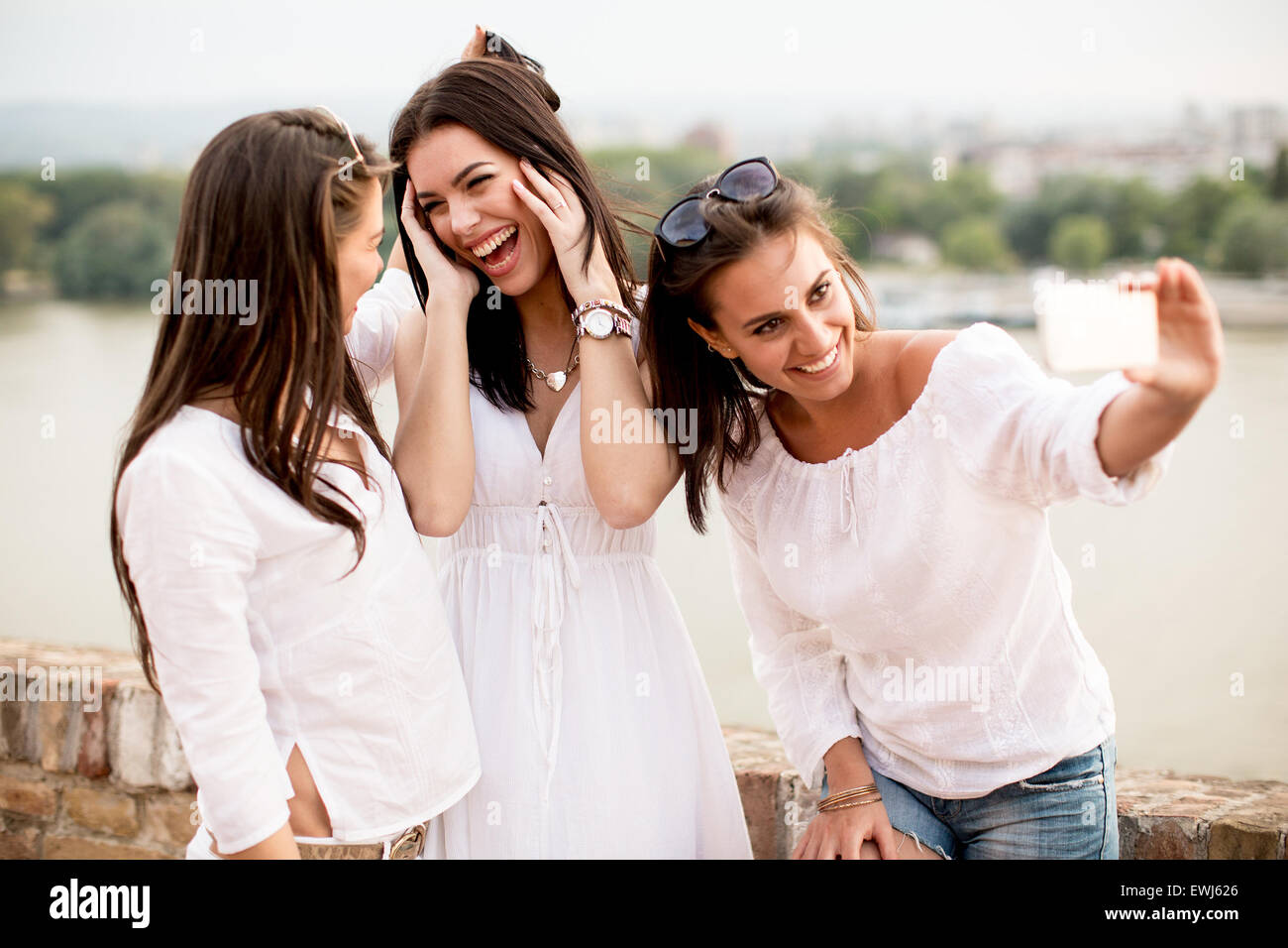 Les jeunes femmes de prendre photo sur le front de mer Banque D'Images