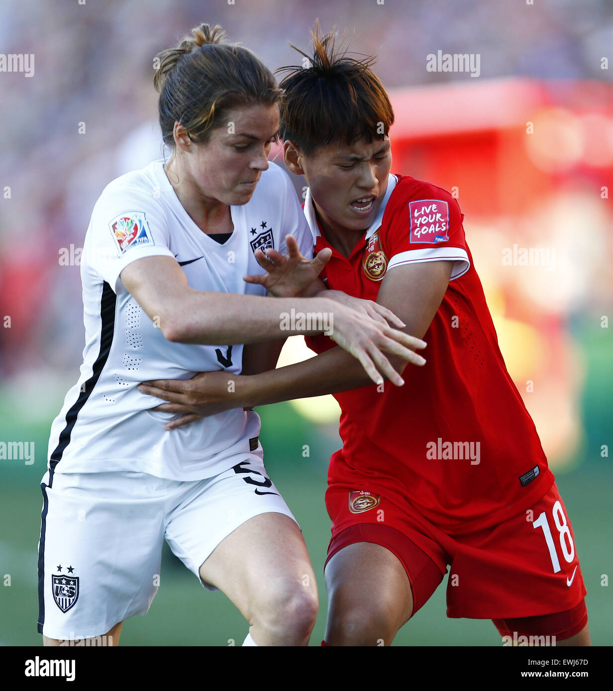 Ottawa, Canada. 26 Juin, 2015. La Chine Peng Han (R) rivalise avec Kelley O'Hara des États-Unis au cours de la finale entre la Chine et les États-Unis au stade Lansdowne à Ottawa, Canada le 26 juin 2015. La Chine a perdu 0-1. (Xinhua/Ding Xu) Credit : Xinhua/Alamy Live News Banque D'Images