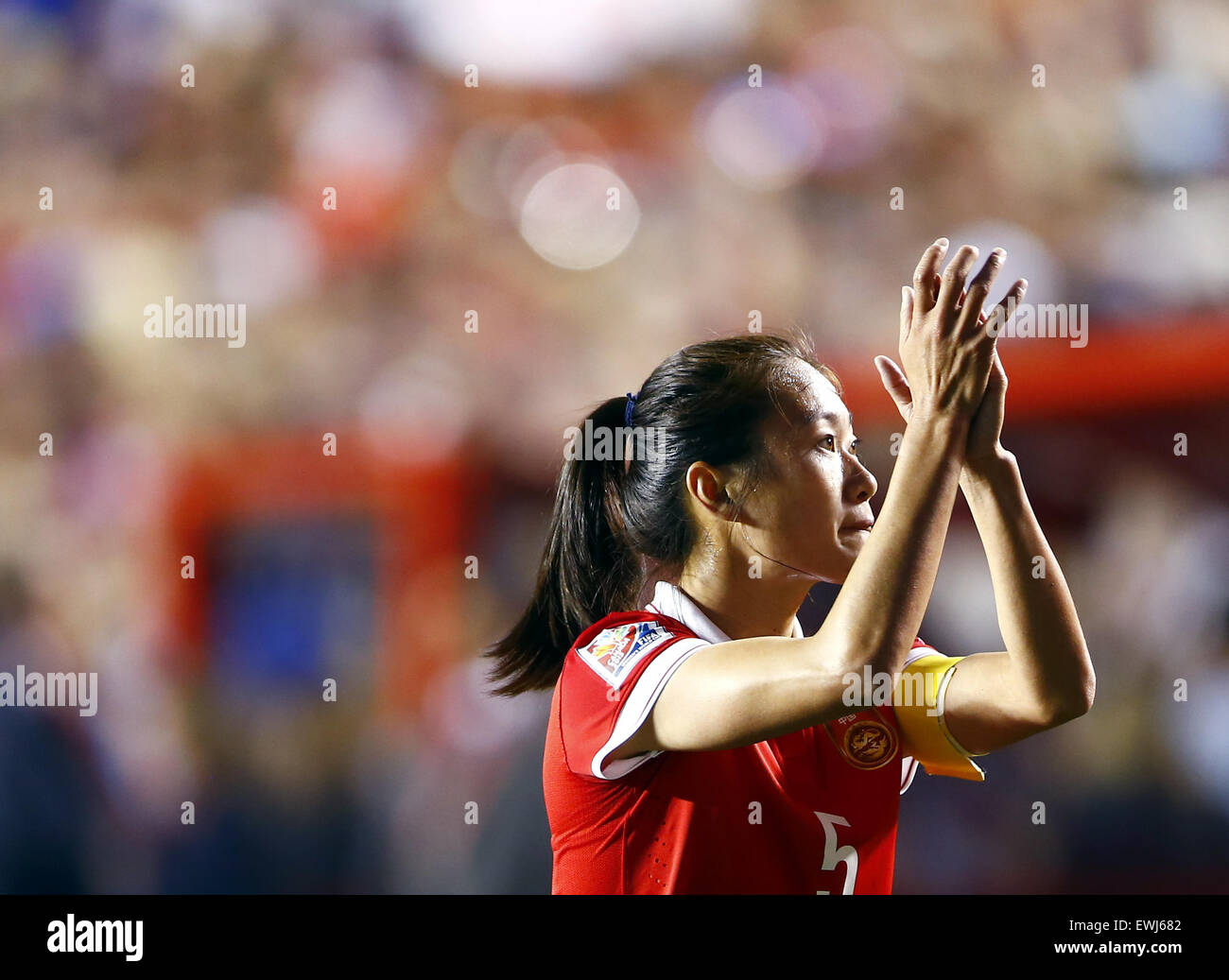 Ottawa, Canada. 26 Juin, 2015. La Chine Wu Haiyan salue le public après le quart de finale entre la Chine et les États-Unis au stade Lansdowne à Ottawa, Canada le 26 juin 2015. La Chine a perdu 0-1. (Xinhua/Ding Xu) Credit : Xinhua/Alamy Live News Banque D'Images Ottawa, Canada. 26 Juin, 2015. La Chine Wu Haiyan salue le public après le quart de finale entre la Chine et les États-Unis au stade Lansdowne à Ottawa, Canada le 26 juin 2015. La Chine a perdu 0-1. (Xinhua/Ding Xu) Credit : Xinhua/Alamy Live News Banque D'Images