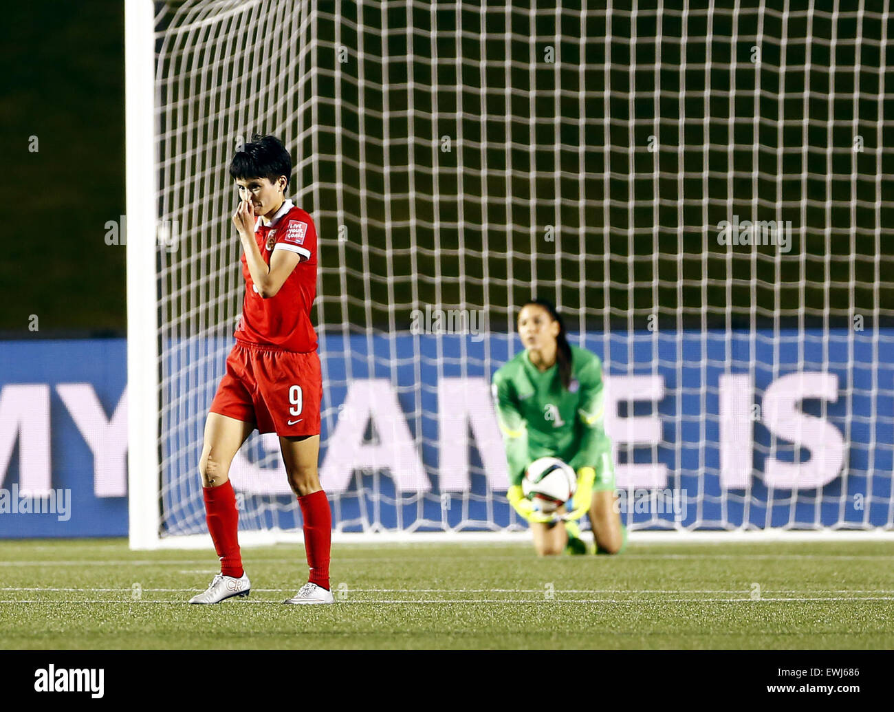 Ottawa, Canada. 26 Juin, 2015. La Chine Wang Shanshan (L) réagit au cours du quart de finale entre la Chine et les États-Unis au stade Lansdowne à Ottawa, Canada le 26 juin 2015. La Chine a perdu 0-1. (Xinhua/Ding Xu) Credit : Xinhua/Alamy Live News Banque D'Images Ottawa, Canada. 26 Juin, 2015. La Chine Wang Shanshan (L) réagit au cours du quart de finale entre la Chine et les États-Unis au stade Lansdowne à Ottawa, Canada le 26 juin 2015. La Chine a perdu 0-1. (Xinhua/Ding Xu) Credit : Xinhua/Alamy Live News Banque D'Images