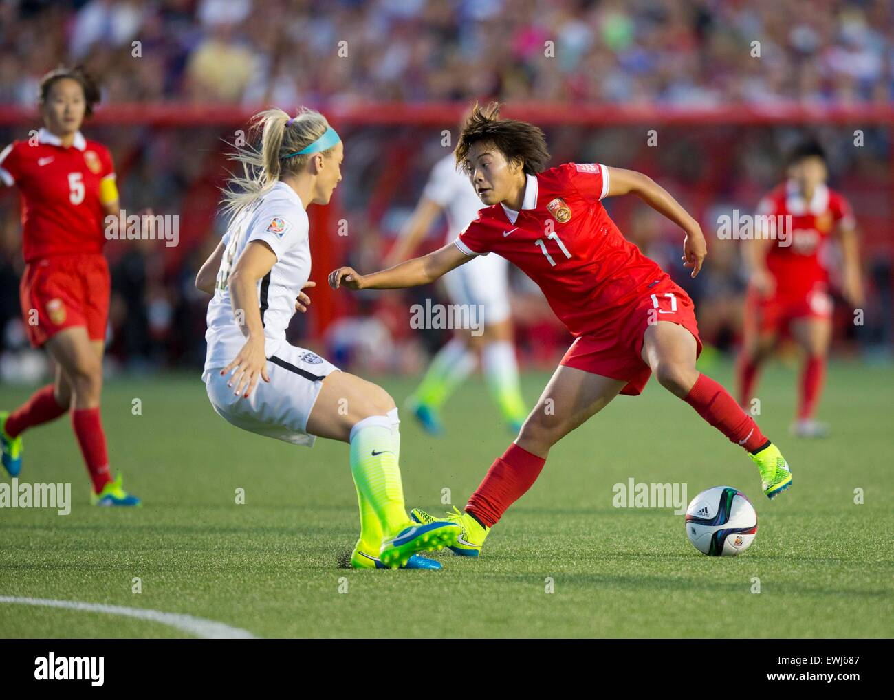 Ottawa, Canada. 26 Juin, 2015. La Chine Wang Shuang (R) est en compétition lors de la finale entre la Chine et les États-Unis au stade Lansdowne à Ottawa, Canada le 26 juin 2015. La Chine a perdu 0-1. (Xinhua/Zou Zheng) Credit : Xinhua/Alamy Live News Banque D'Images Ottawa, Canada. 26 Juin, 2015. La Chine Wang Shuang (R) est en compétition lors de la finale entre la Chine et les États-Unis au stade Lansdowne à Ottawa, Canada le 26 juin 2015. La Chine a perdu 0-1. (Xinhua/Zou Zheng) Credit : Xinhua/Alamy Live News Banque D'Images