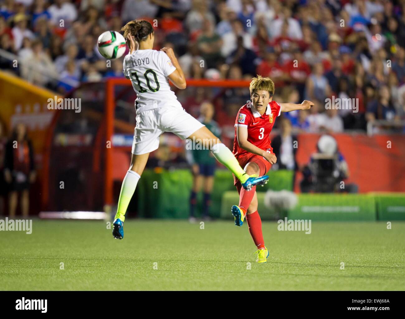 Ottawa, Canada. 26 Juin, 2015. La Chine Pang Fengyue (R) pousses durant le quart de finale entre la Chine et les États-Unis au stade Lansdowne à Ottawa, Canada le 26 juin 2015. La Chine a perdu 0-1. (Xinhua/Zou Zheng) Credit : Xinhua/Alamy Live News Banque D'Images Ottawa, Canada. 26 Juin, 2015. La Chine Pang Fengyue (R) pousses durant le quart de finale entre la Chine et les États-Unis au stade Lansdowne à Ottawa, Canada le 26 juin 2015. La Chine a perdu 0-1. (Xinhua/Zou Zheng) Credit : Xinhua/Alamy Live News Banque D'Images