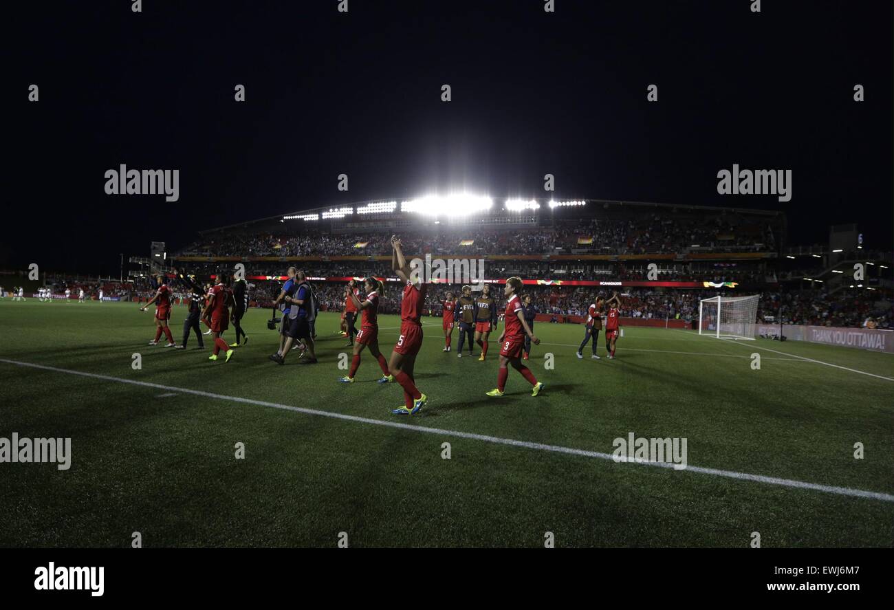 Ottawa, Canada. 26 Juin, 2015. Les joueurs de la Chine salue le public après le quart de finale entre la Chine et les États-Unis au stade Lansdowne à Ottawa, Canada le 26 juin 2015. La Chine a perdu 0-1. (Xinhua/David Kawai) Credit : Xinhua/Alamy Live News Banque D'Images Ottawa, Canada. 26 Juin, 2015. Les joueurs de la Chine salue le public après le quart de finale entre la Chine et les États-Unis au stade Lansdowne à Ottawa, Canada le 26 juin 2015. La Chine a perdu 0-1. (Xinhua/David Kawai) Credit : Xinhua/Alamy Live News Banque D'Images