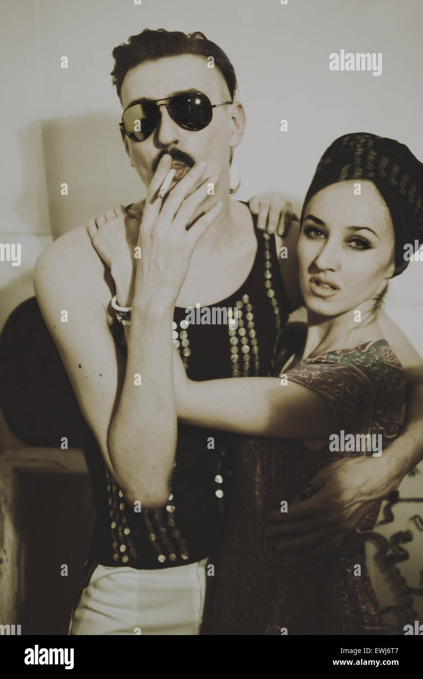 Portrait d'un homme en lunettes de soleil et une jeune femme Banque D'Images