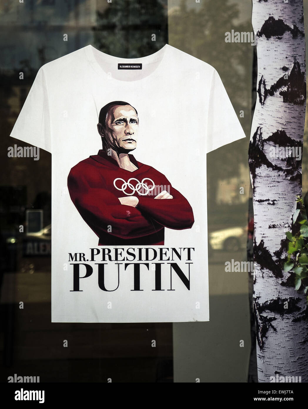 Moscou. 14 Juin, 2015. 14 juin 2015 : T-shirt avec un portrait de Poutine en tant que sportif, un membre des Jeux Olympiques de Sotchi. -- Shop vend des T-shirts avec une photo de Vladimir Poutine. © Igor Golovniov/ZUMA/Alamy Fil Live News Banque D'Images