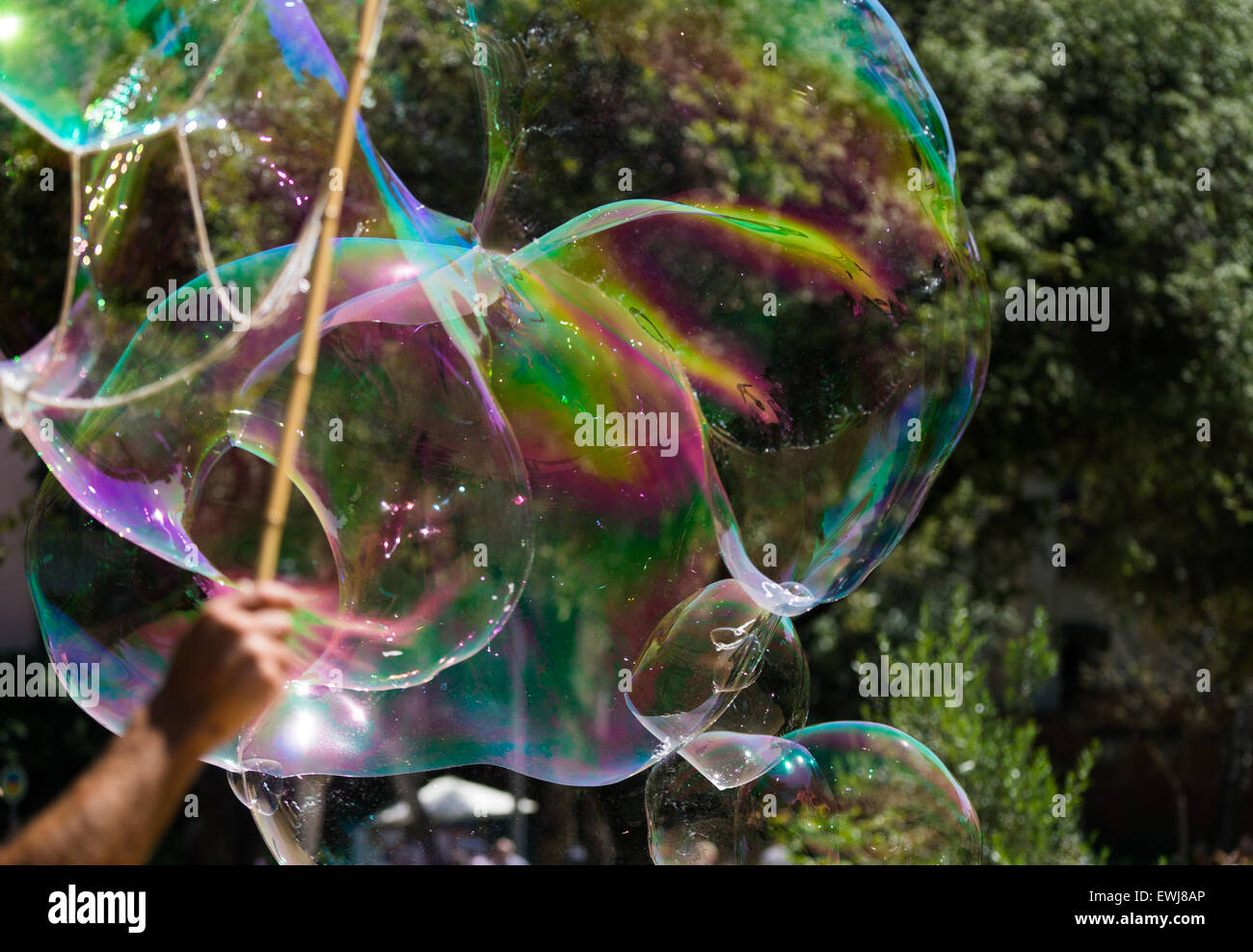 Les grandes bulles d'être soufflé dans un parc de Barcelone. Banque D'Images