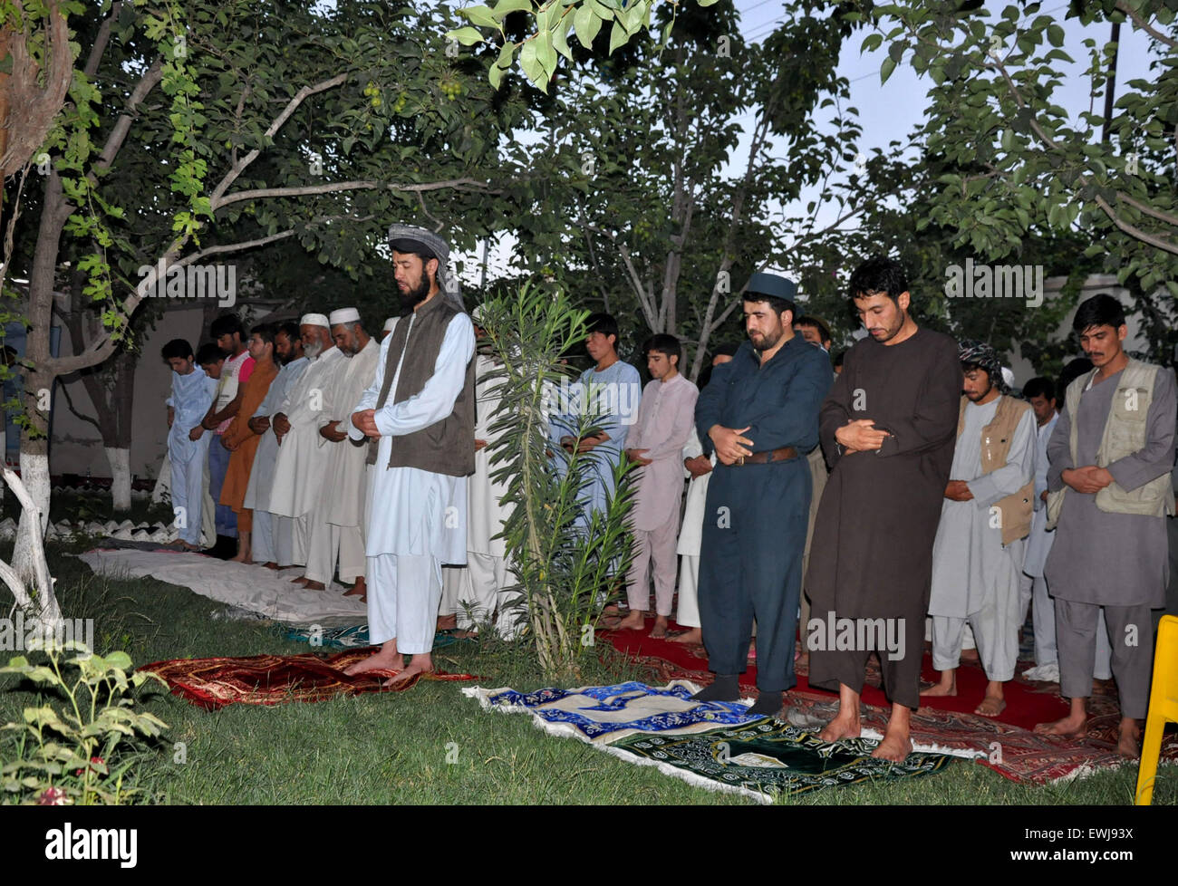 Jawzjan. 26 Juin, 2015. Les hommes afghans prier pendant le mois saint du Ramadan dans la province de Jawzjan dans le nord de l'Afghanistan le 26 juin 2015. © Arui/Xinhua/Alamy Live News Banque D'Images