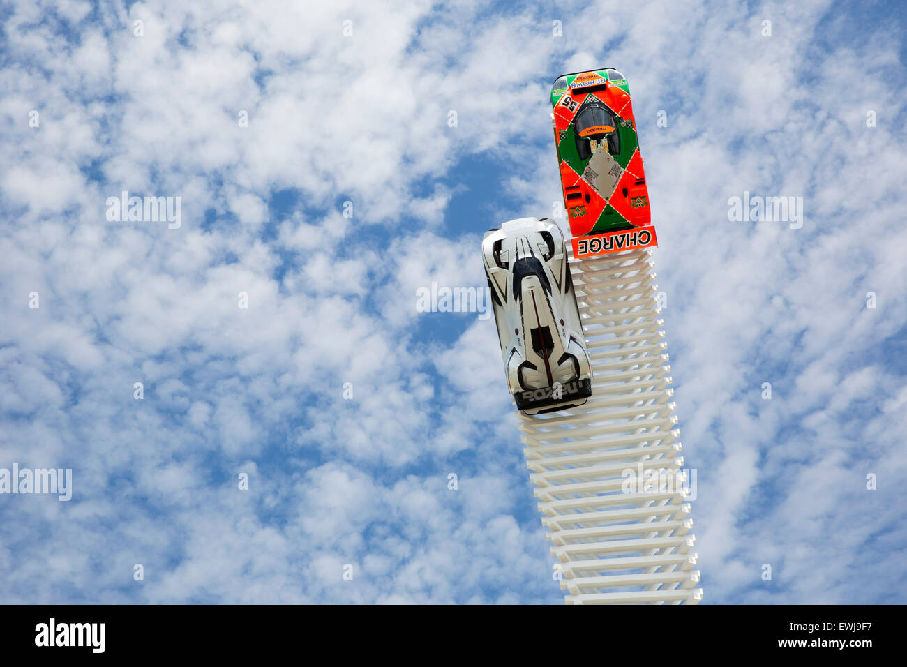 Goodwood, West Sussex, UK. 26 Juin, 2015. La Vitesse de Goodwood 2015 Fesival sculpture. qui comprend la Mazda 787B à moteur rotatif Le Mans racer et sa LM55 Vision Gran Turismo concept car. Le Goodwood Festival of Speed est une course de côte annuelle historique avec des véhicules de course automobile qui a eu lieu dans le parc de Goodwood House, West Sussex. Credit : Oliver Dixon/Alamy Live News Banque D'Images