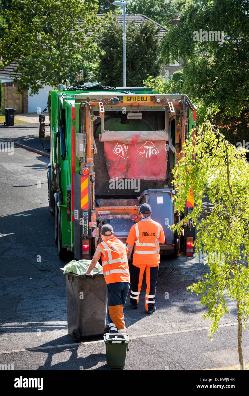 Corby, Northants, UK. 27 Juin, 2015. Refuser de prendre place dans les collections de Corby qui devrait avoir été vidé le mercredi 25 juin. Le bac collectors sont partis en grève ce jour-là. Credit : miscellany/Alamy Live News Banque D'Images