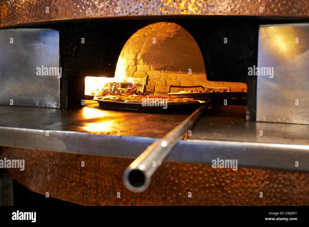 Pizzas au feu de bois traditionnels placés dans une brique chaude super four à pizza. Banque D'Images