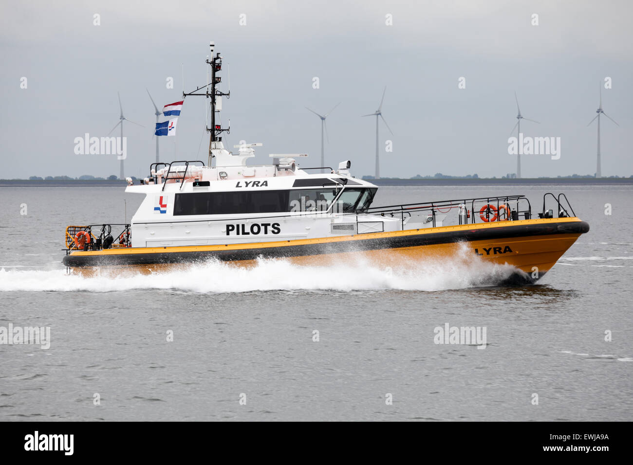 Un bateau-pilote 'Lyra' passant Eemshaven aux Pays-Bas Banque D'Images