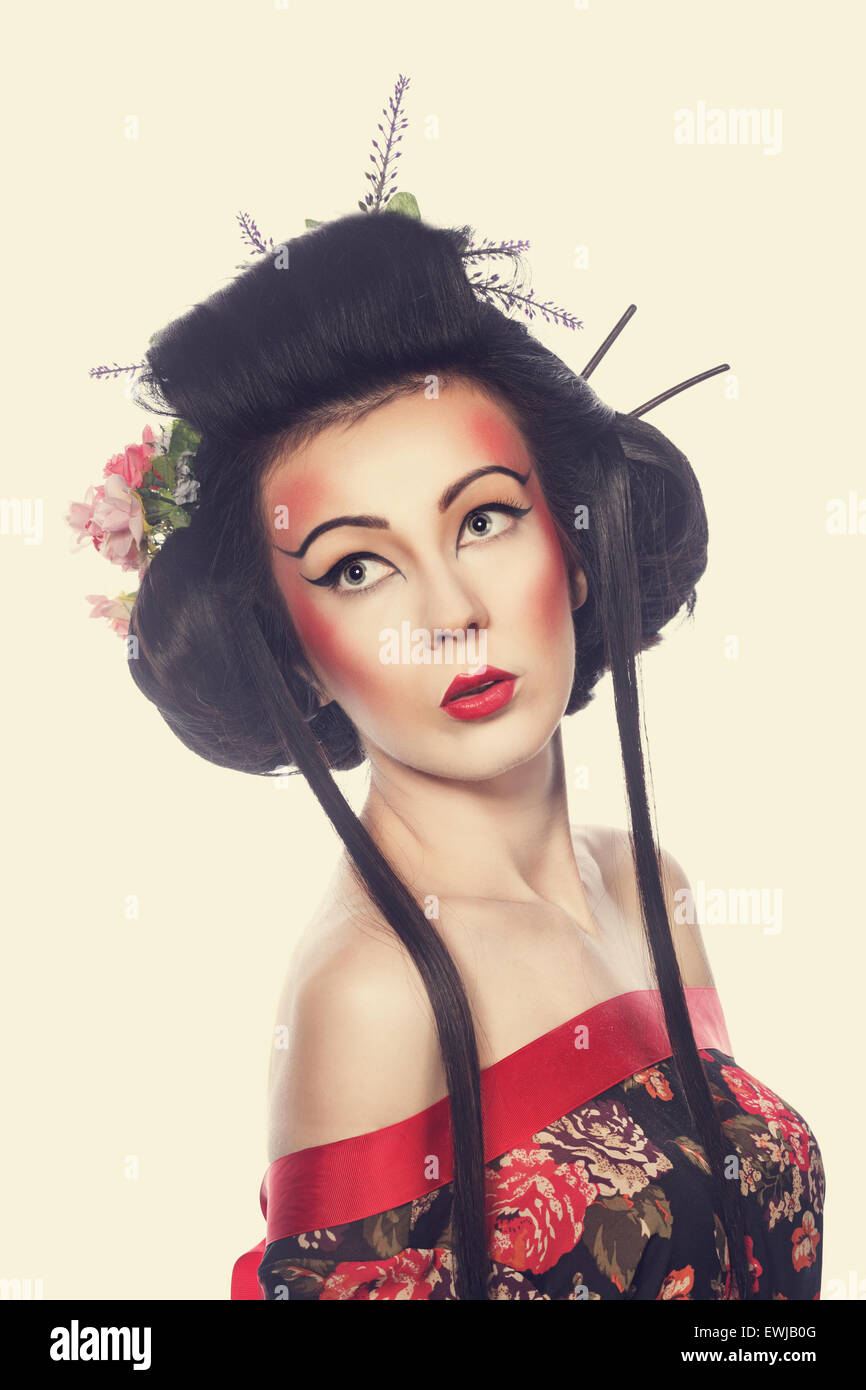 Portrait d'une jeune geisha girl. Creative lumineux maquillage et la coiffure. Le concept de beauté asiatique. Banque D'Images