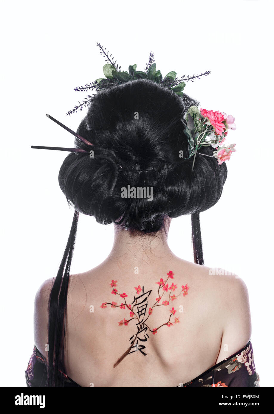 Portrait d'une jeune geisha girl. Dessin de cerise et de hiéroglyphes sur l'arrière. Le concept de beauté asiatique. Banque D'Images
