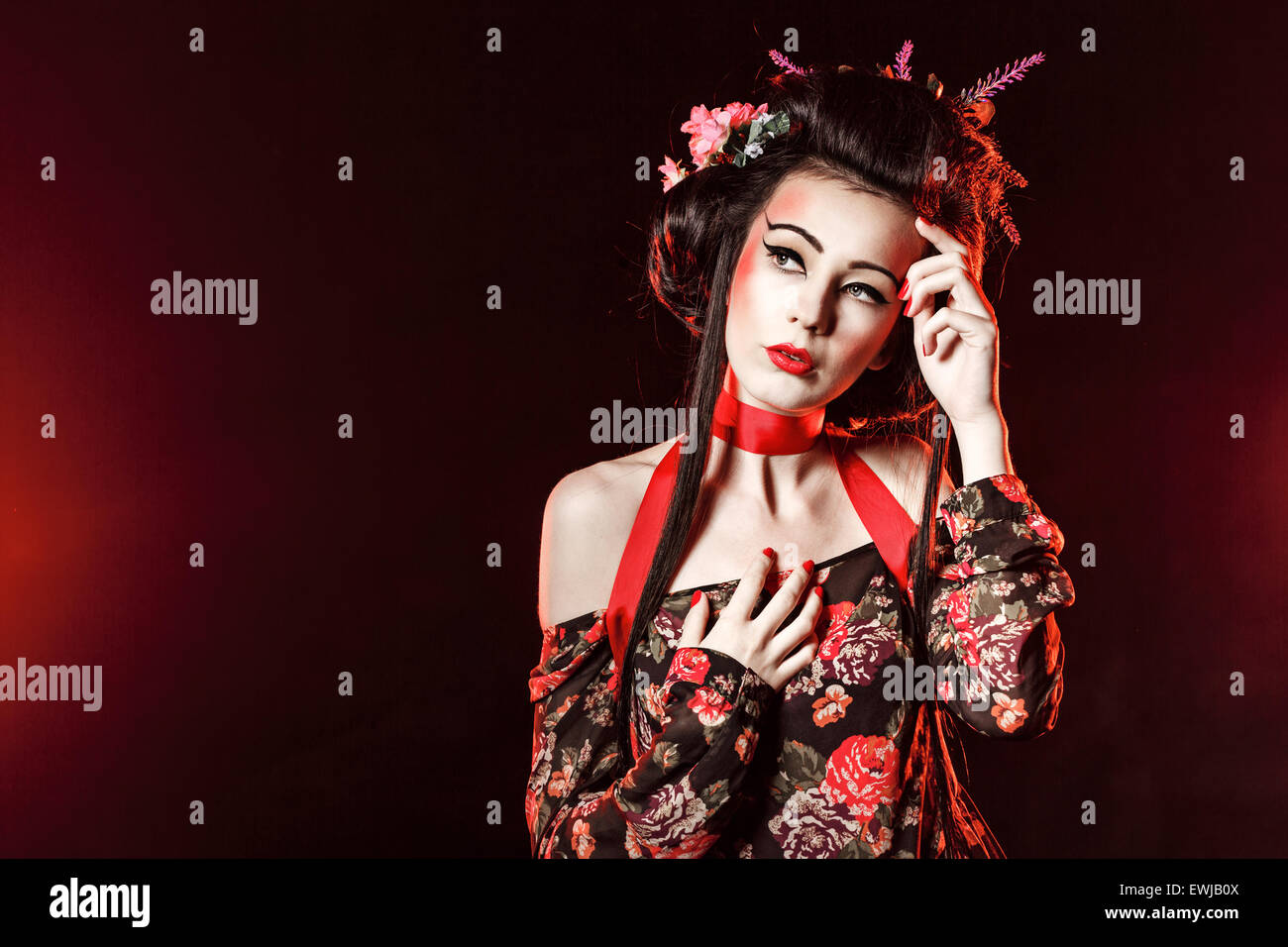 Portrait d'une geisha avec maquillage lumineux attrayants et la coiffure. Le concept de beauté asiatique. Banque D'Images