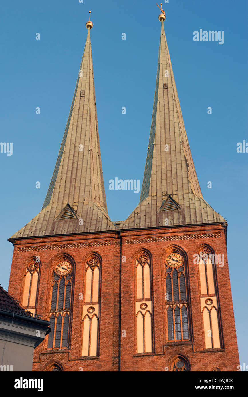 Les dômes de la cathédrale St.Nikolai au centre de Berlin. C'est la plus ancienne église de la capitale allemande, il a été construit en 1220-1230. Banque D'Images
