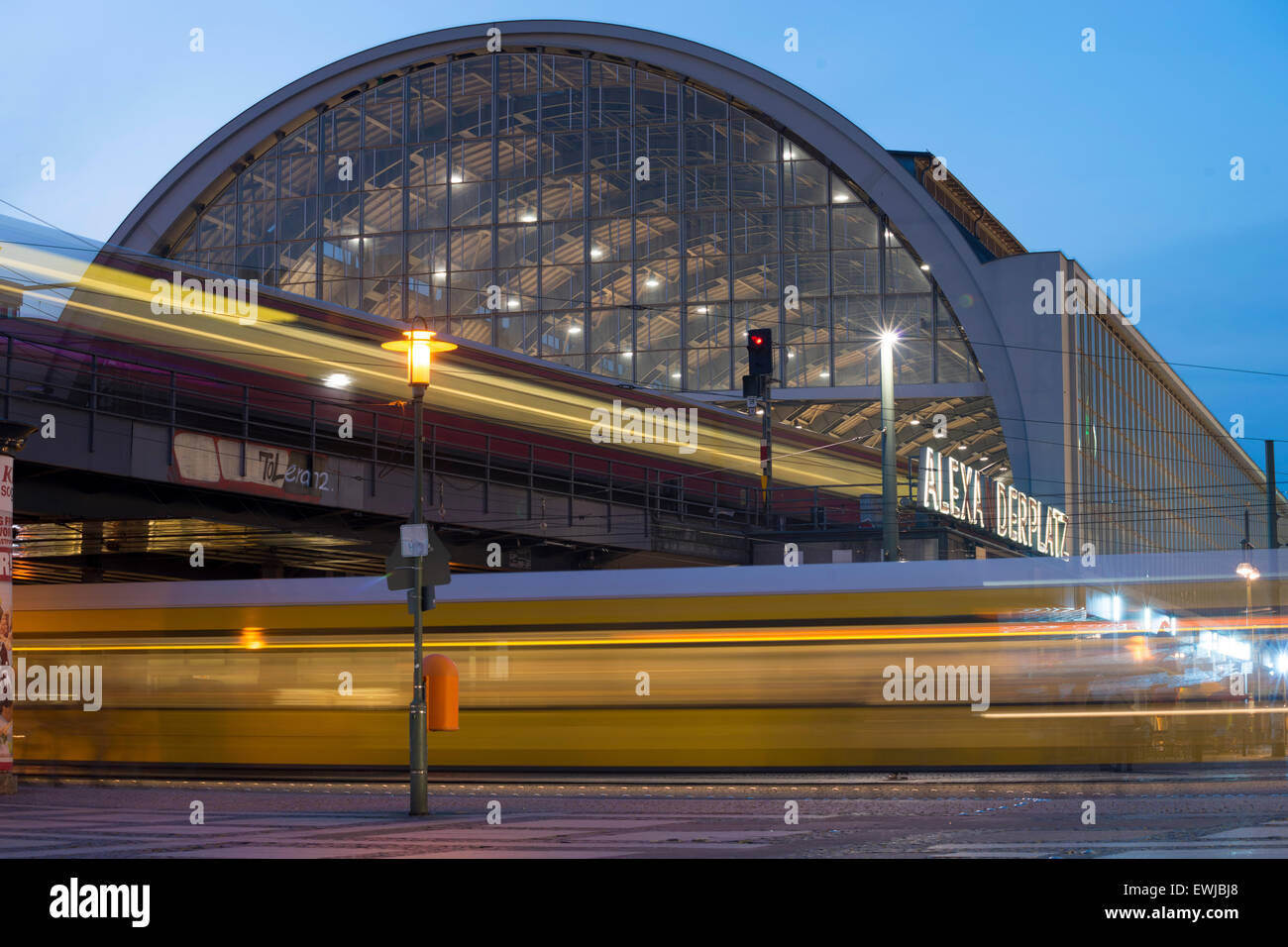 Paysage crépusculaire à partir de la célèbre place Alexanderplatz à Berlin avec vue de la gare Banque D'Images