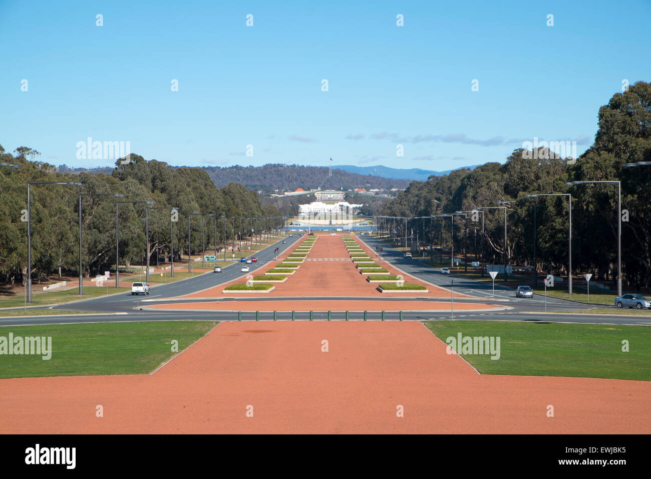 Vue de l'ANZAC parade et la Maison du parlement à Canberra du Mémorial Australien de la guerre. Canberra est la capitale de l'Australie. Banque D'Images