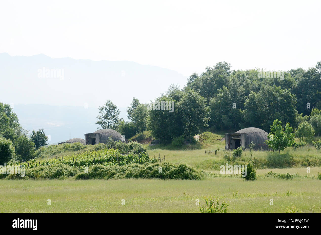 Bunkers près de la frontière de la Macédoine, en Albanie, le 25 mai 2009. Banque D'Images