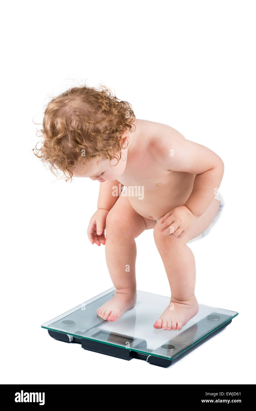 Bébé très drôle à regarder son poids, isolated on white Banque D'Images