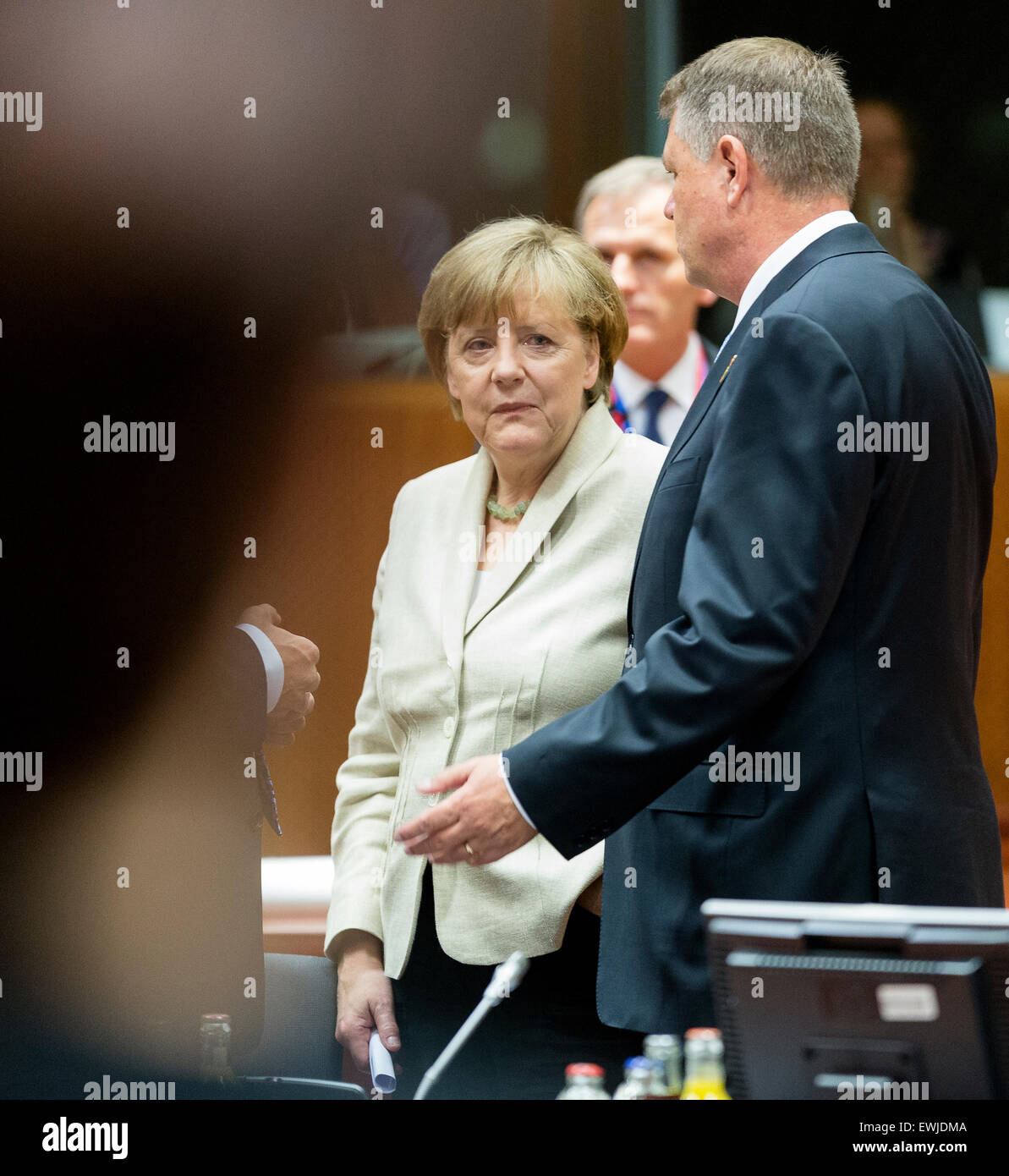 Bruxelles, Belgique, le 26 juin 2015. -- La chancelière allemande, Angela Merkel (L) s'entretiendra avec le Premier Ministre Roumain Klaus Werner Iohannis (R) au cours de la deuxième journée d'un chef d'État et de gouvernement réunis au Conseil de l'UE autre siège. Photo : Thierry Monasse - AUCUN FIL SERVICE - Banque D'Images