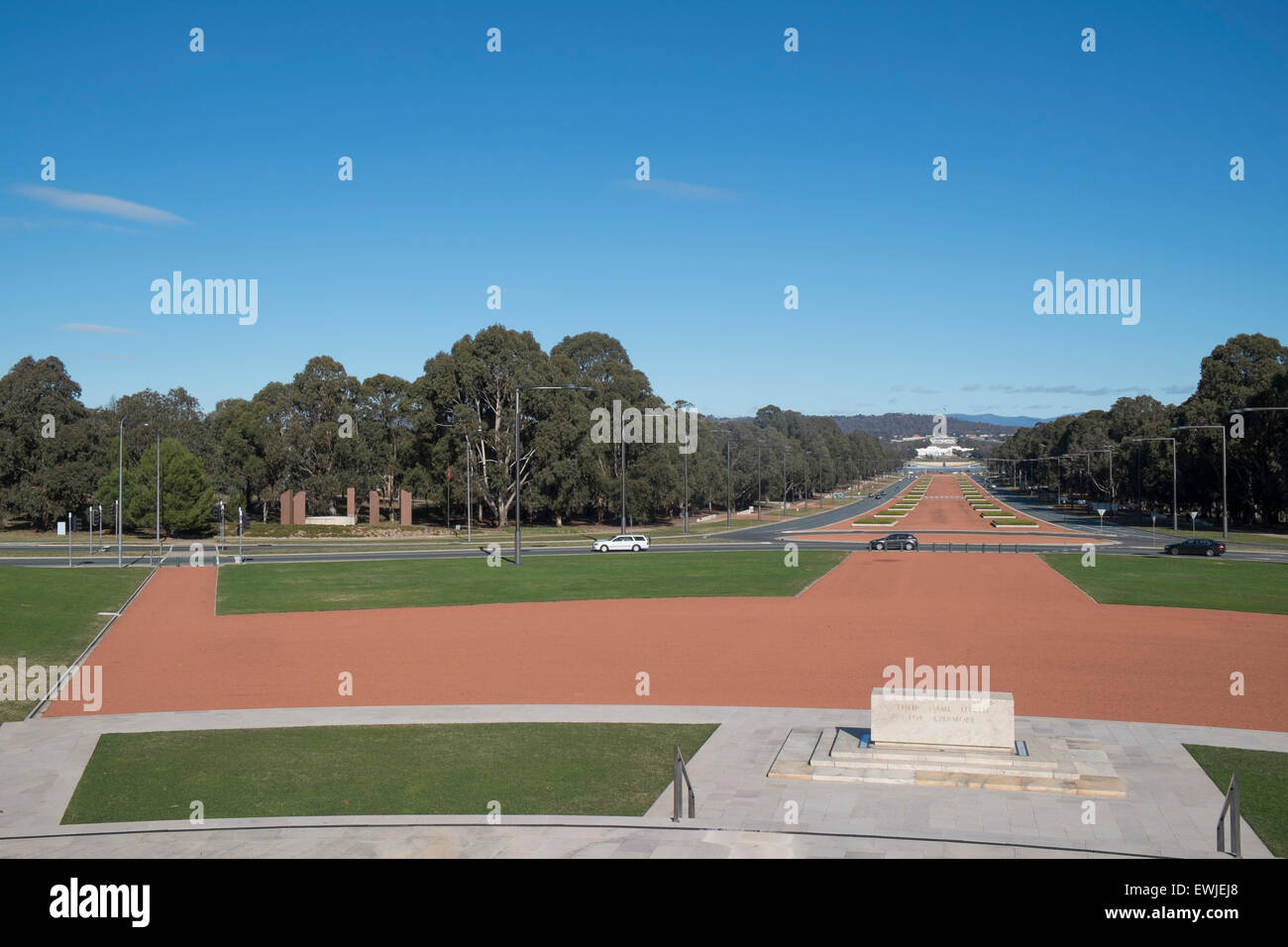 Vue de l'ANZAC parade et la Maison du parlement à Canberra du Mémorial Australien de la guerre. Canberra est la capitale de l'Australie. Banque D'Images