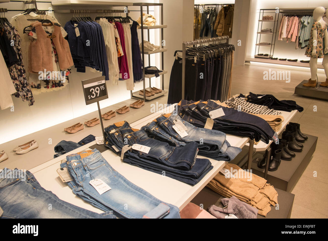 Interieur de Zara kids store boutique dans le centre commercial de Canberra Territoire de la capitale australienne Australie Photo Stock Alamy