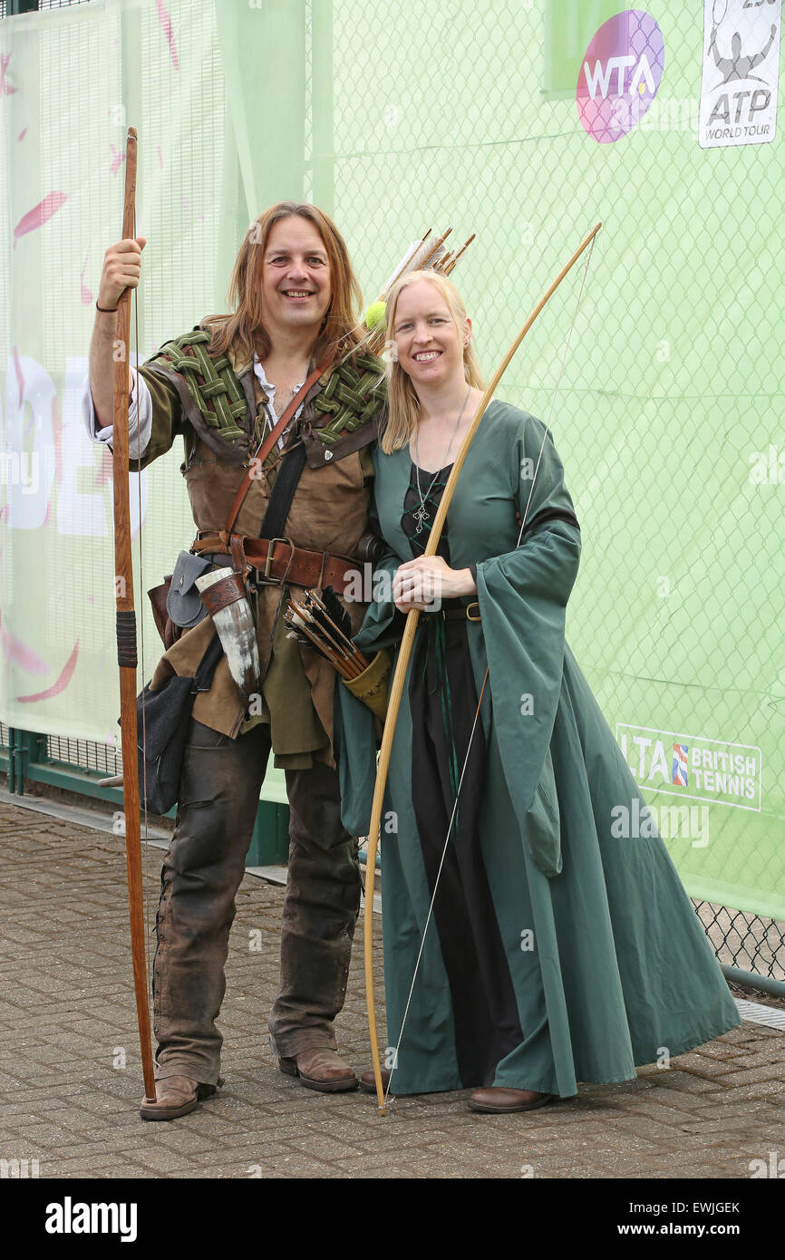 Nottingham, Royaume-Uni. 27 Juin, 2015. Aegon Nottingham Open de Tennis. La légende de Robin des Bois et Maid Marion accueille ses hôtes à la finale jour Crédit : Action Plus Sport/Alamy Live News Banque D'Images