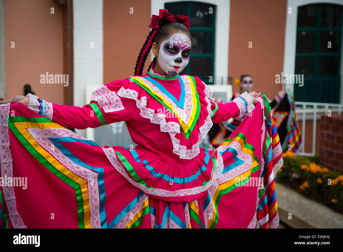 Une jeune fille mexicaine habillé pour célébrer la Fête des Morts au Mexique de vacances Banque D'Images
