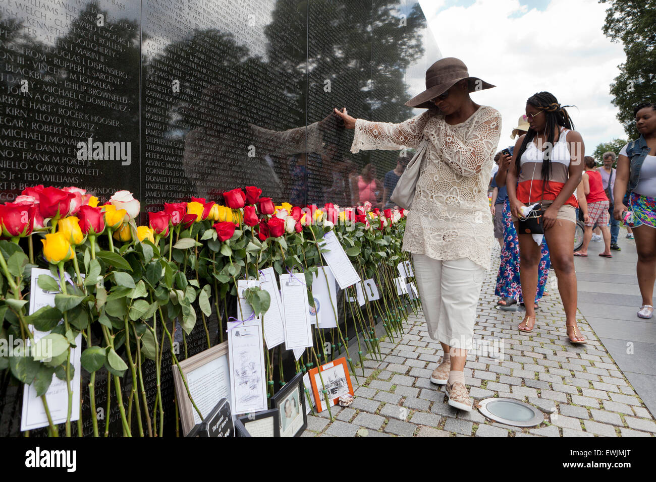 Roses sur la Vietnam Veterans Memorial wall pour la fête des pères - Washington, DC USA Banque D'Images