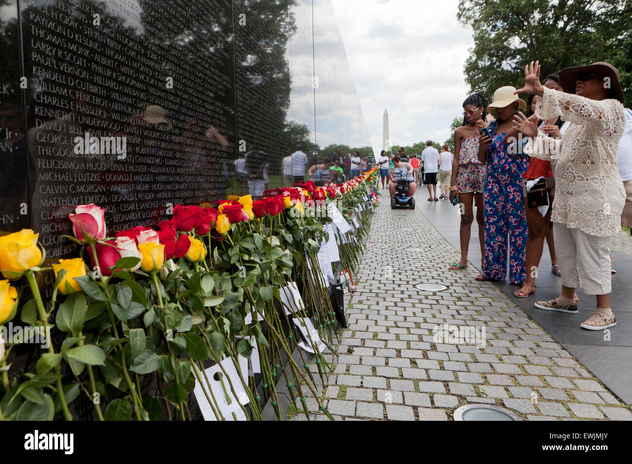 Roses sur la Vietnam Veterans Memorial wall pour la fête des pères - Washington, DC USA Banque D'Images
