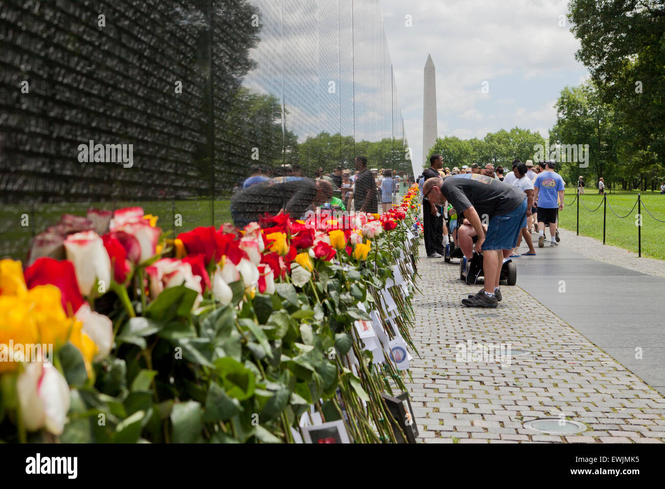 Roses sur la Vietnam Veterans Memorial wall pour la fête des pères - Washington, DC USA Banque D'Images
