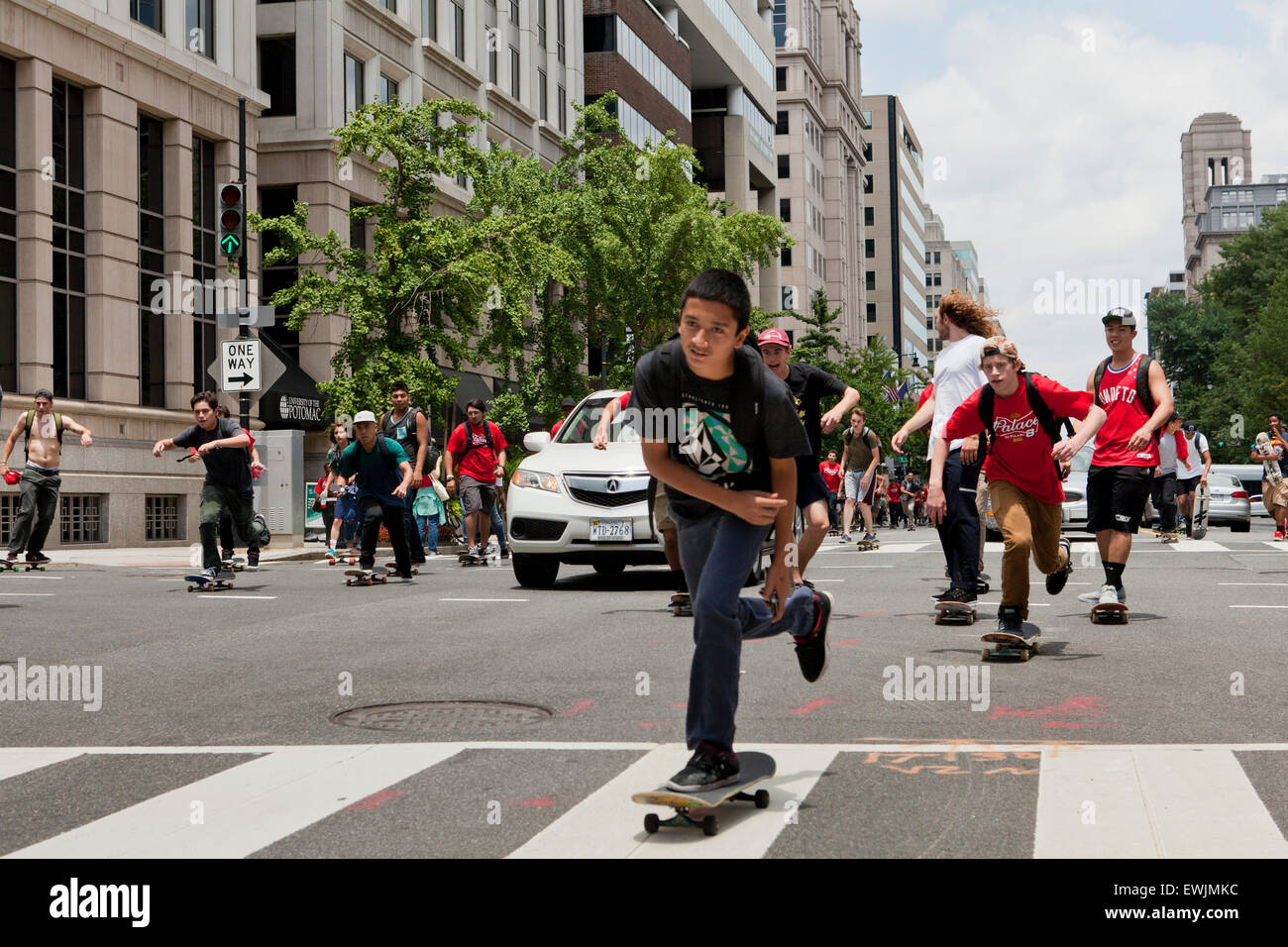 Street skateboard équitation dans road - USA Banque D'Images