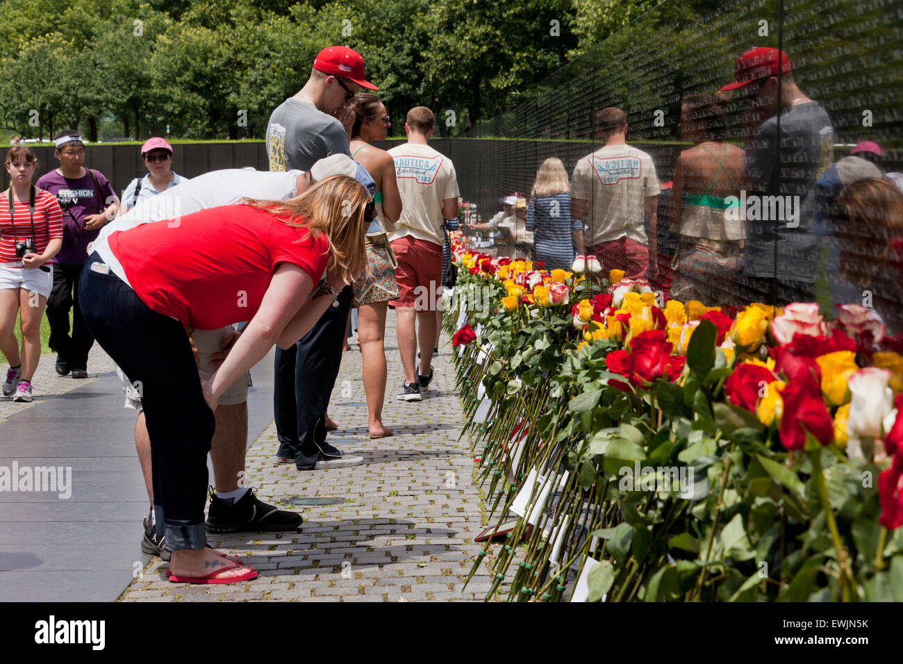 Roses sur la Vietnam Veterans Memorial wall pour la fête des pères - Washington, DC USA Banque D'Images