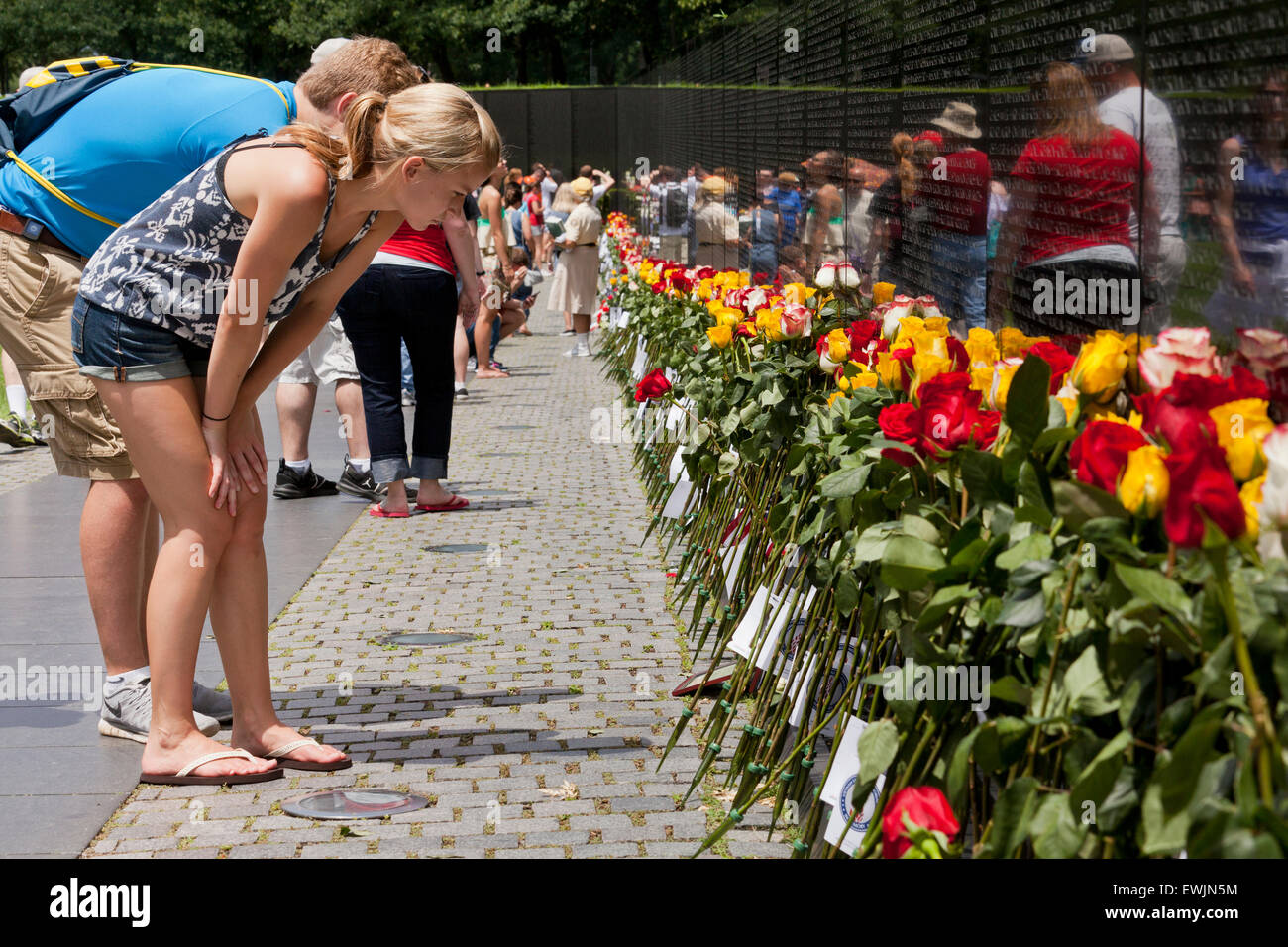 Roses sur la Vietnam Veterans Memorial wall pour la fête des pères - Washington, DC USA Banque D'Images