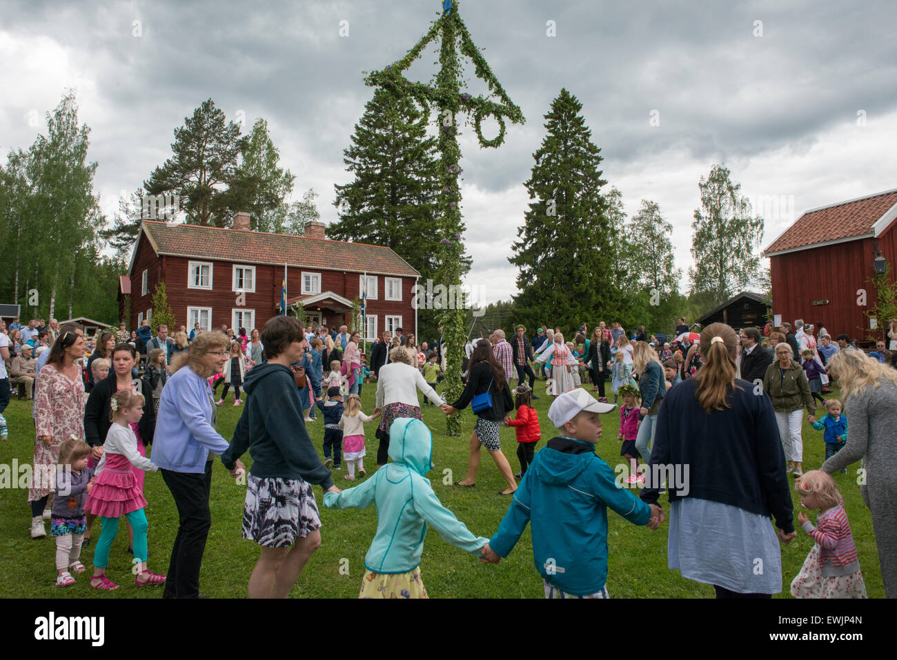 Maypole dance suédois. Banque D'Images